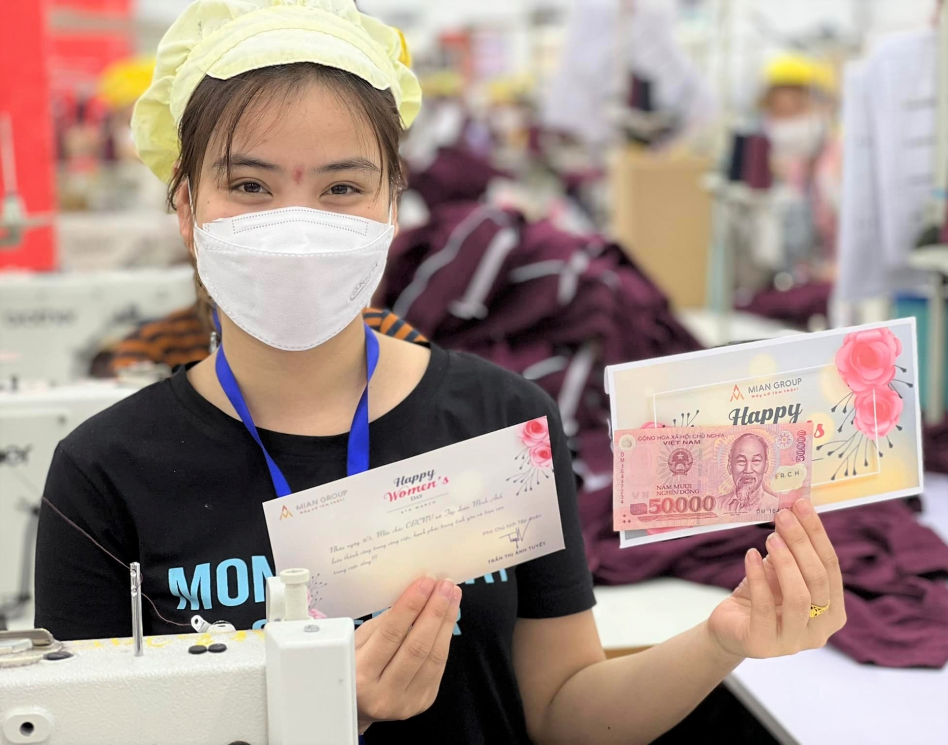 Công ty CP May Minh Anh - Kim Liên tặng hoa và quà cho gần 3.000 nữ công nhân lao động Công ty CP May Minh Anh - Kim Liên tặng hoa và quà cho gần 3.000 nữ công nhân lao động