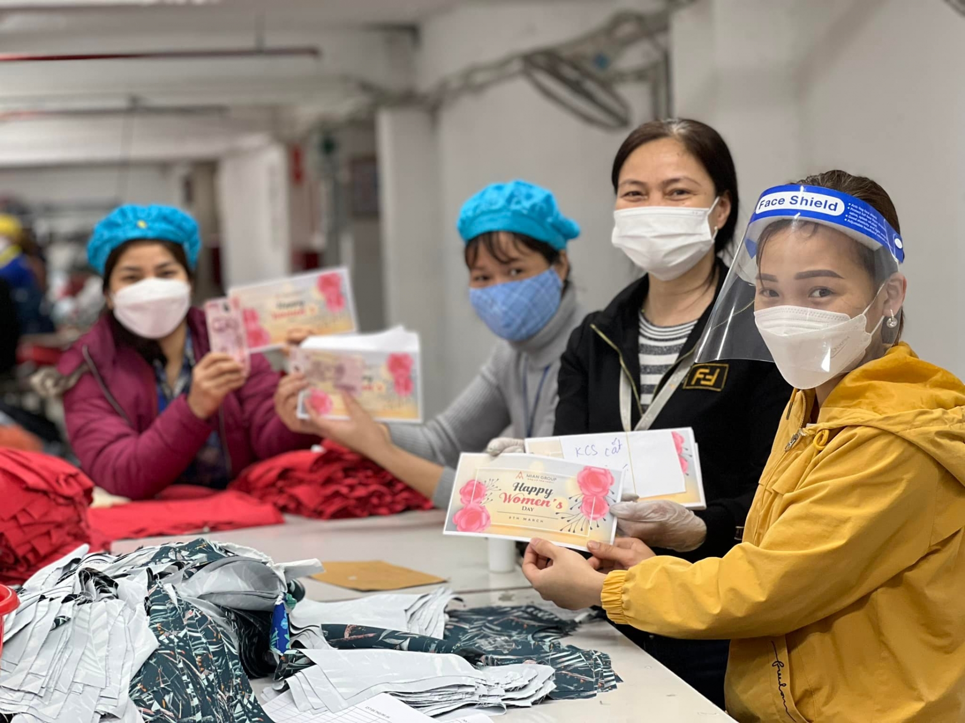 Công ty CP May Minh Anh - Kim Liên tặng hoa và quà cho gần 3.000 nữ công nhân lao động Công ty CP May Minh Anh - Kim Liên tặng hoa và quà cho gần 3.000 nữ công nhân lao động