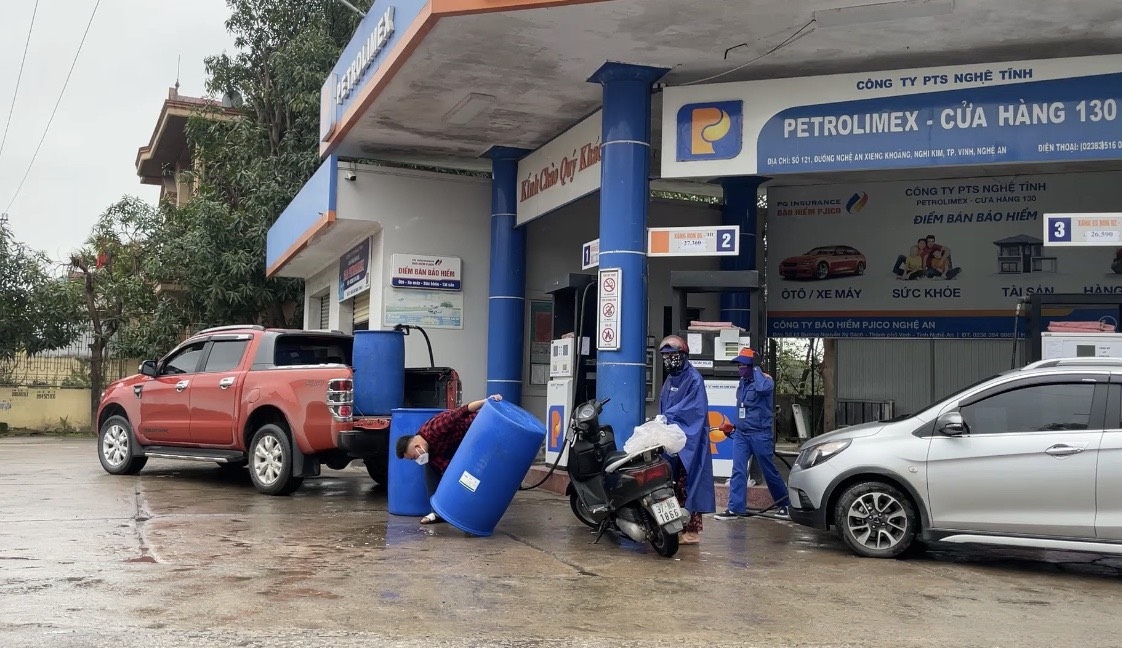 Nghệ An: Người lao động mua xăng về dự trữ, Công ty Xăng dầu cảnh báo nguy cơ cháy nổ