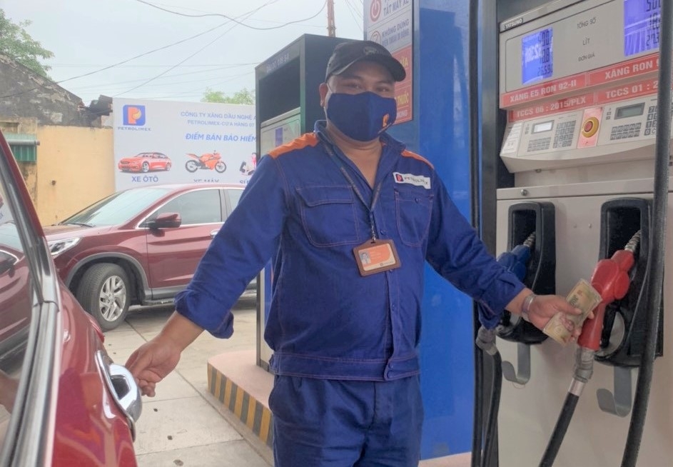 Nghệ An: Người lao động mua xăng về dự trữ, Công ty Xăng dầu cảnh báo nguy cơ cháy nổ