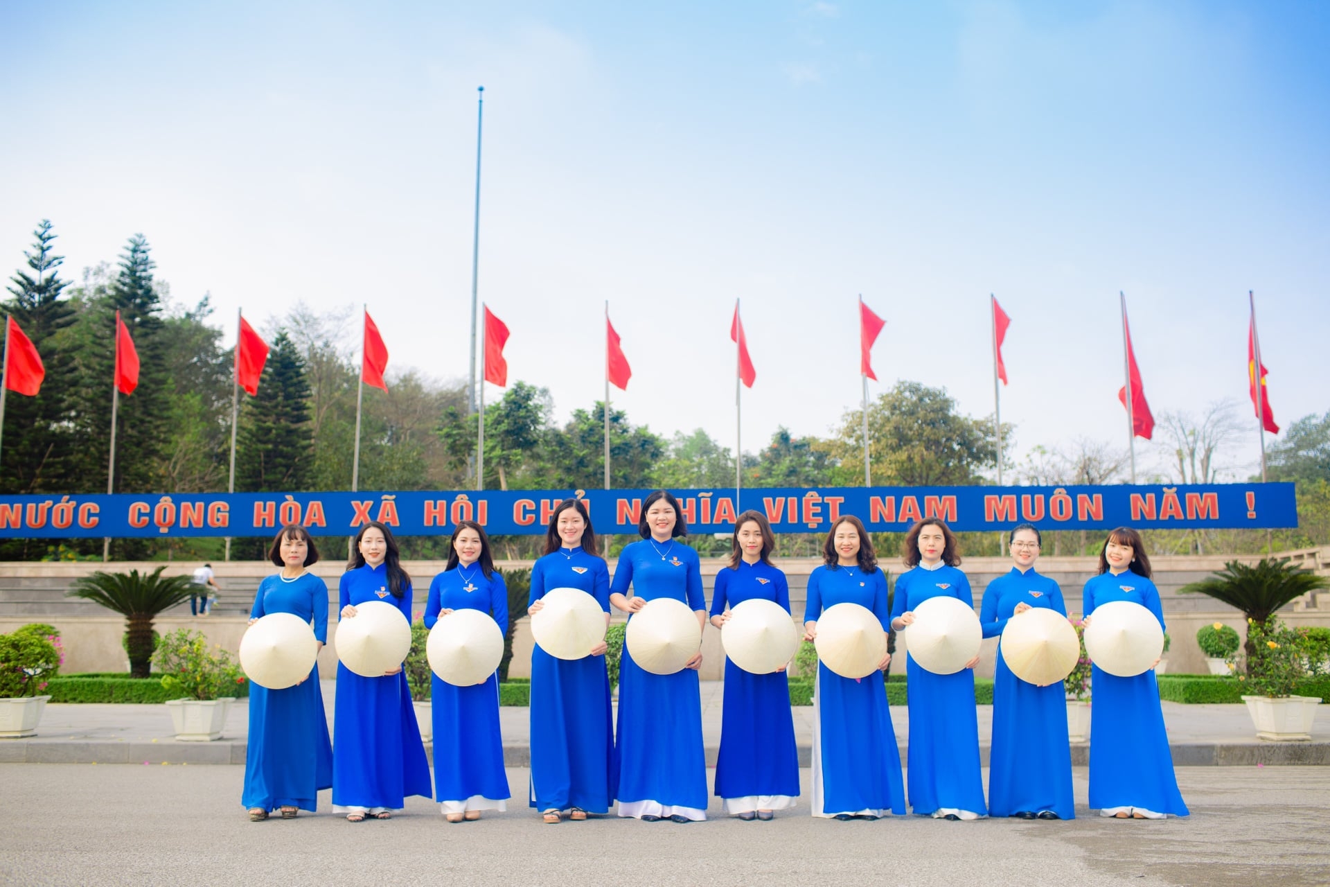 Nữ CCVCLĐ Công đoàn Viên chức Nghệ An hưởng ứng sôi nổi cuộc thi ảnh áo dài