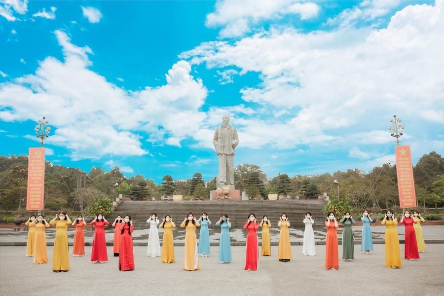 Nữ CCVCLĐ Công đoàn Viên chức Nghệ An hưởng ứng sôi nổi cuộc thi ảnh áo dài