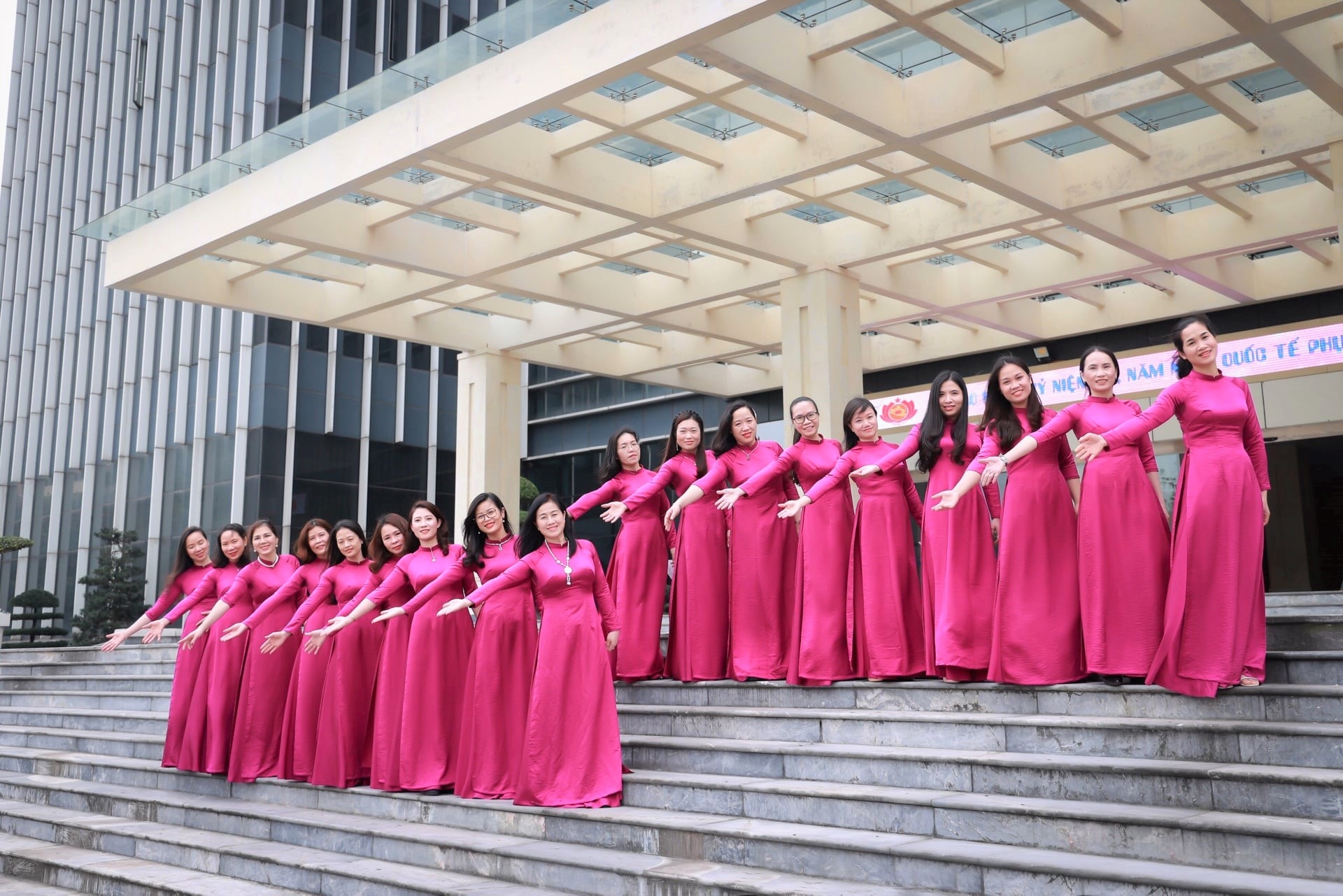 Nữ CCVCLĐ Công đoàn Viên chức Nghệ An hưởng ứng sôi nổi cuộc thi ảnh áo dài