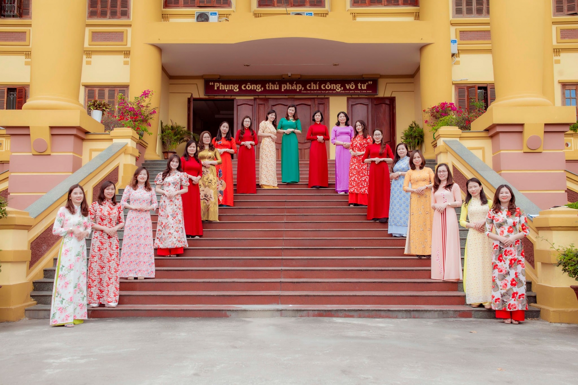 Nữ CCVCLĐ Công đoàn Viên chức Nghệ An hưởng ứng sôi nổi cuộc thi ảnh áo dài