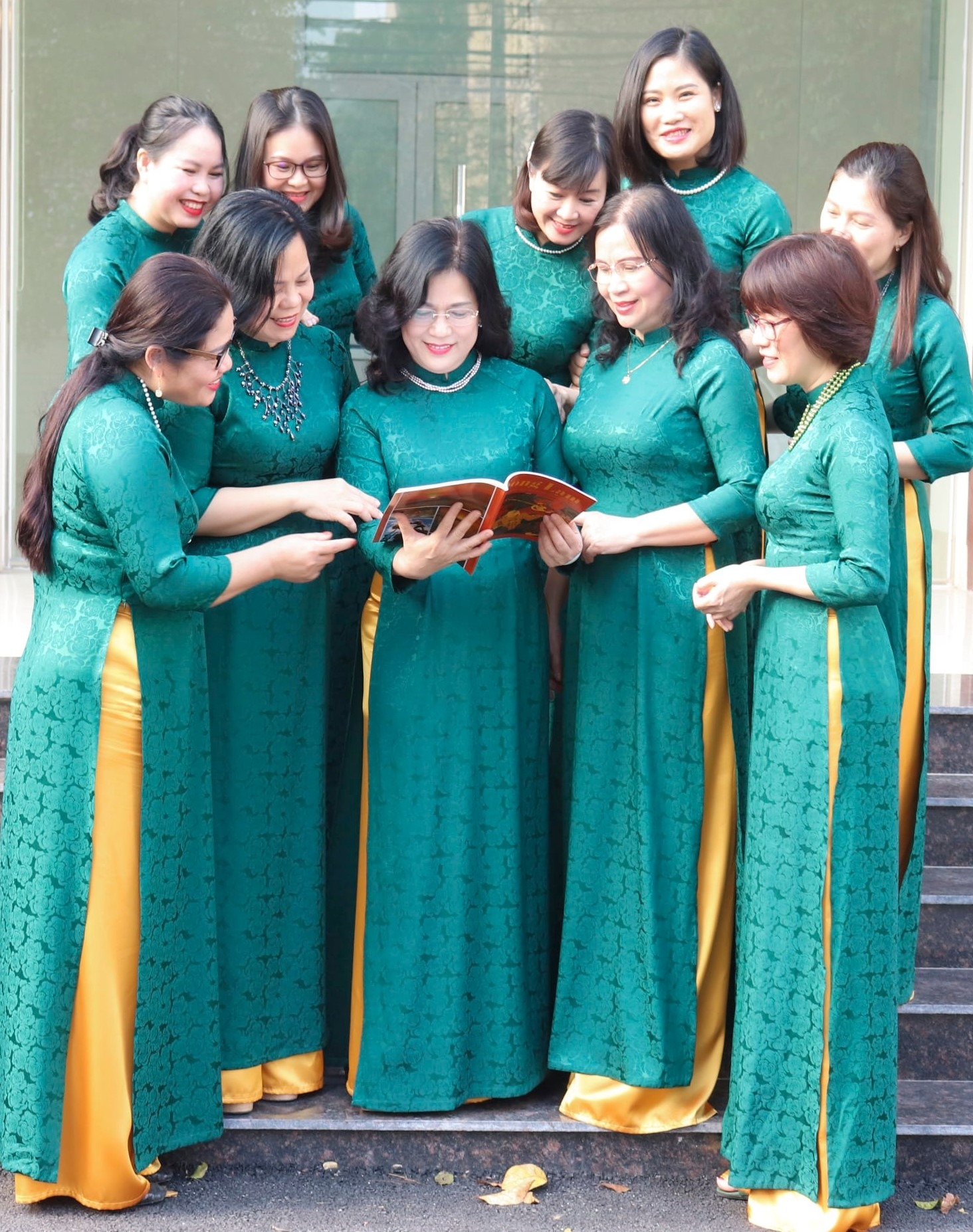 Nữ CCVCLĐ Công đoàn Viên chức Nghệ An hưởng ứng sôi nổi cuộc thi ảnh áo dài