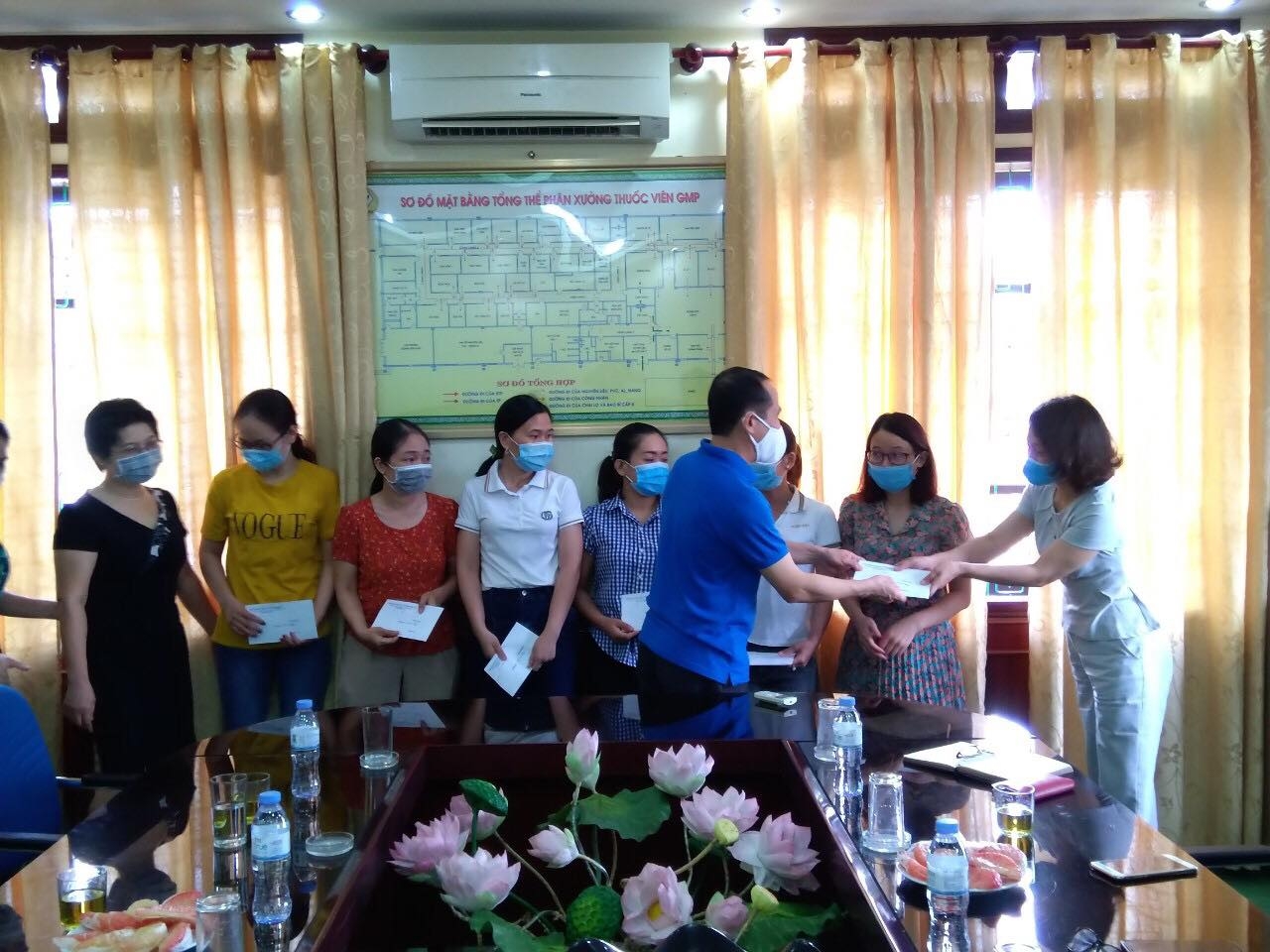 Công đoàn ngành Y tế Nghệ An trao quà cho người lao động có hoàn cảnh khó khăn