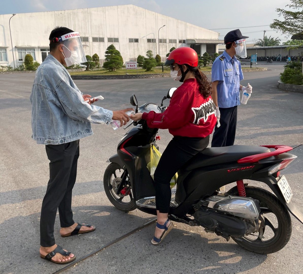 Công đoàn Quảng Trị vận động CNVCLĐ tăng cường các biện pháp phòng chống dịch bệnh