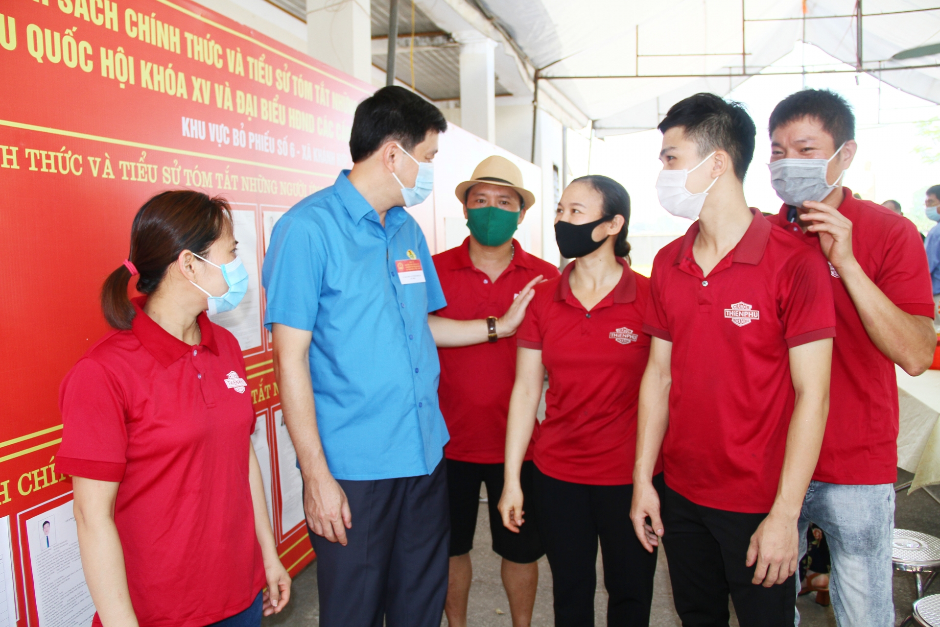 Chủ tịch LĐLĐ tỉnh Nghệ An hoà cùng CNVCLĐ đi bầu cử Chủ tịch LĐLĐ tỉnh Nghệ An hoà cùng CNVCLĐ đi bầu cử