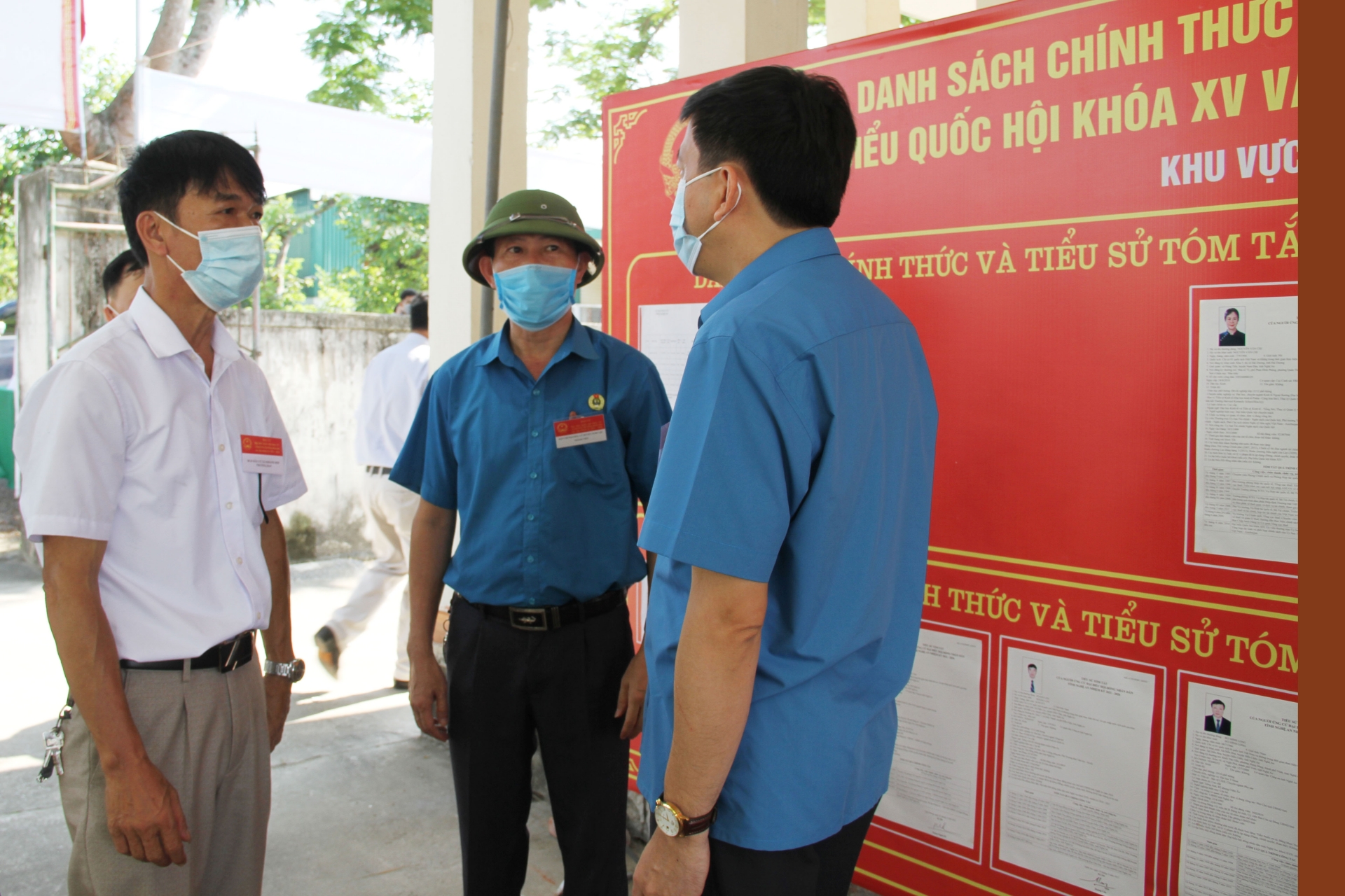 Chủ tịch LĐLĐ tỉnh Nghệ An hoà cùng CNVCLĐ đi bầu cử