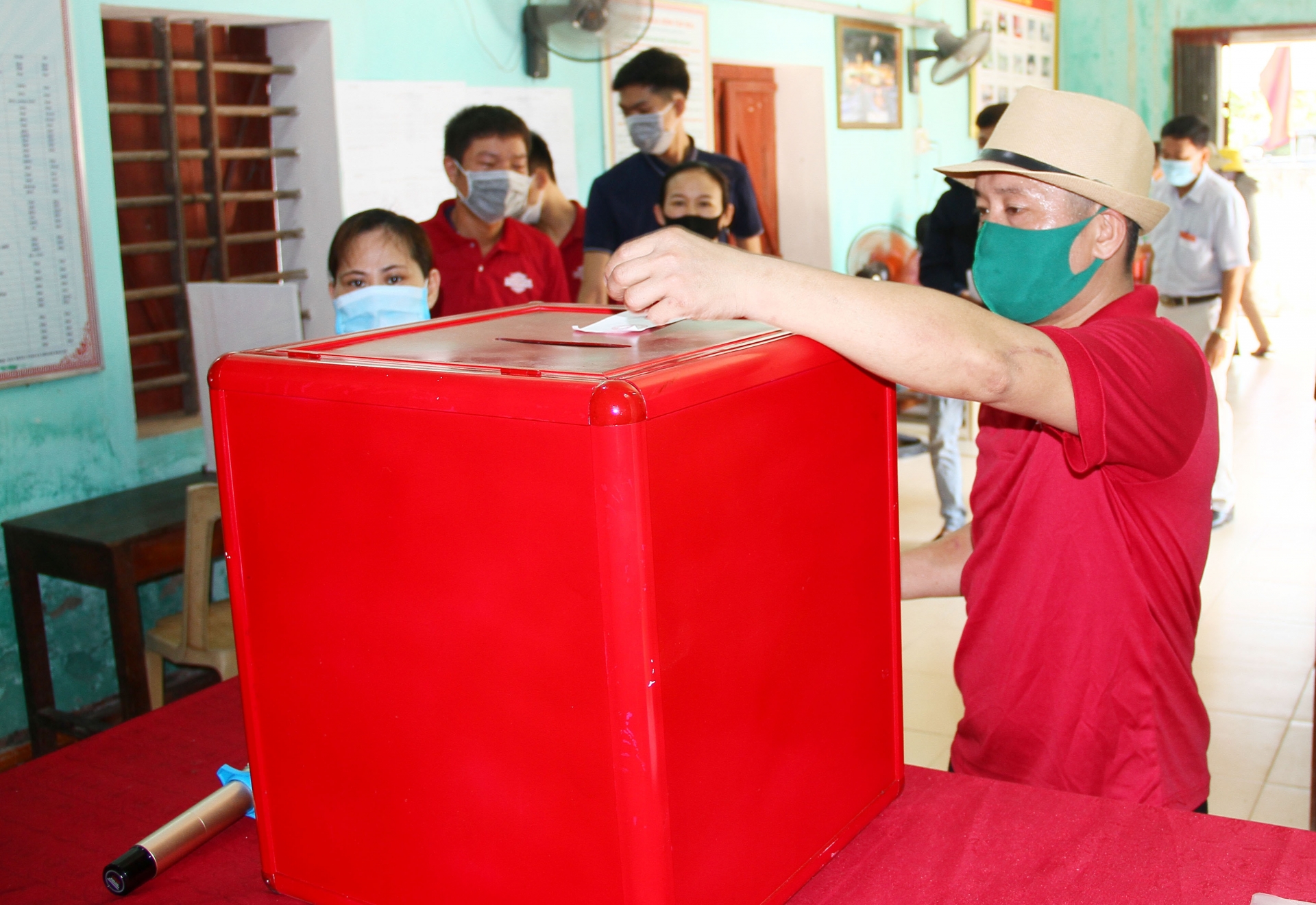 Chủ tịch LĐLĐ tỉnh Nghệ An hoà cùng CNVCLĐ đi bầu cử