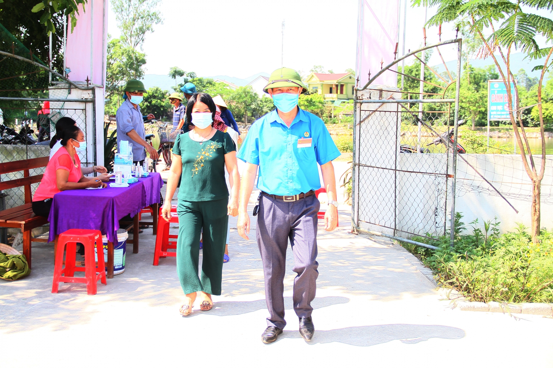 Chủ tịch LĐLĐ tỉnh Nghệ An hoà cùng CNVCLĐ đi bầu cử Chủ tịch LĐLĐ tỉnh Nghệ An hoà cùng CNVCLĐ đi bầu cử