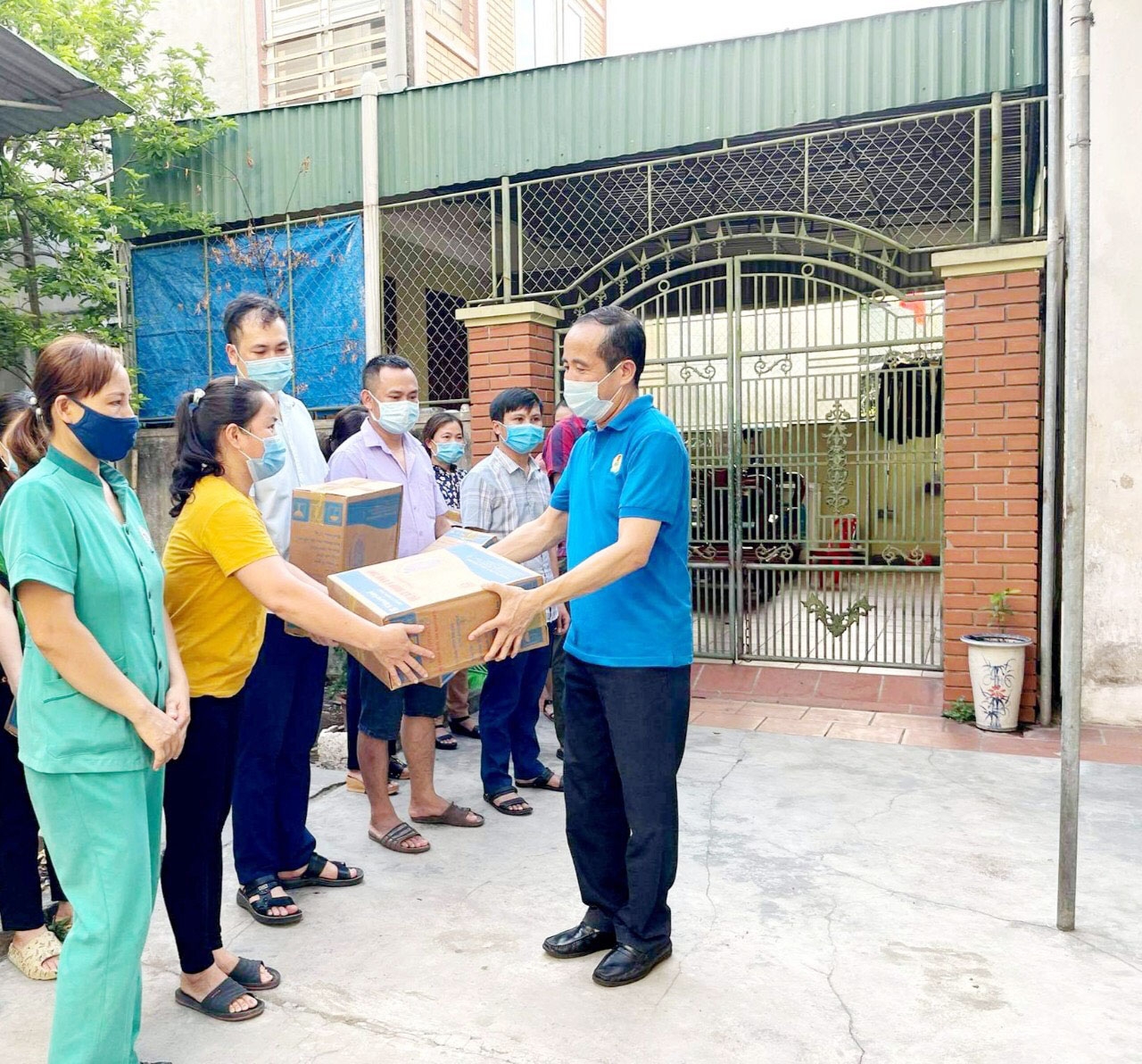 Công đoàn ngành Y tế Nghệ An trao quà cho NLĐ có hoàn cảnh khó khăn Công đoàn ngành Y tế Nghệ An trao quà cho NLĐ có hoàn cảnh khó khăn