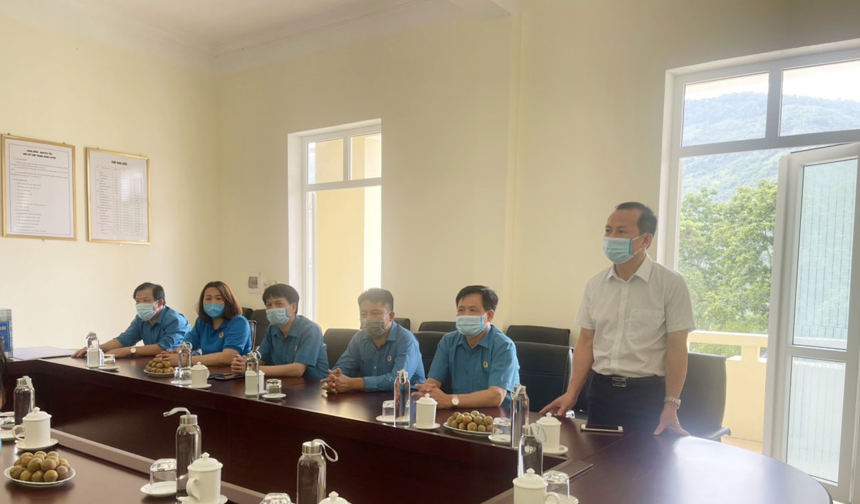 LĐLĐ tỉnh Thanh Hóa tặng quà cho cán bộ, chiến sĩ Đồn Biên phòng Na Mèo, Pù Nhi