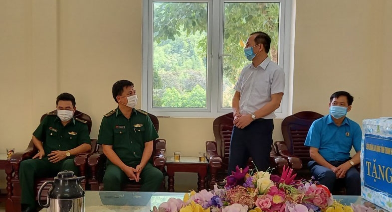 LĐLĐ tỉnh Thanh Hóa tặng quà cho cán bộ, chiến sĩ Đồn Biên phòng Na Mèo, Pù Nhi