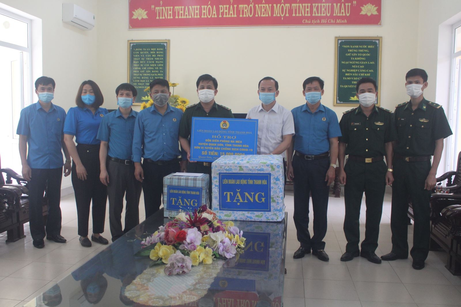 LĐLĐ tỉnh Thanh Hóa tặng quà cho cán bộ, chiến sĩ Đồn Biên phòng Na Mèo, Pù Nhi