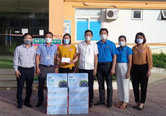 Công đoàn Giáo dục Nghệ An thăm hỏi, tặng quà cho lực lượng tuyến đầu phòng chống dịch Công đoàn Giáo dục Nghệ An thăm hỏi, tặng quà cho lực lượng tuyến đầu phòng chống dịch