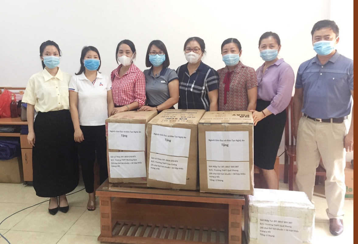 Công đoàn Giáo dục Nghệ An thăm hỏi, tặng quà cho lực lượng tuyến đầu phòng chống dịch Công đoàn Giáo dục Nghệ An thăm hỏi, tặng quà cho lực lượng tuyến đầu phòng chống dịch