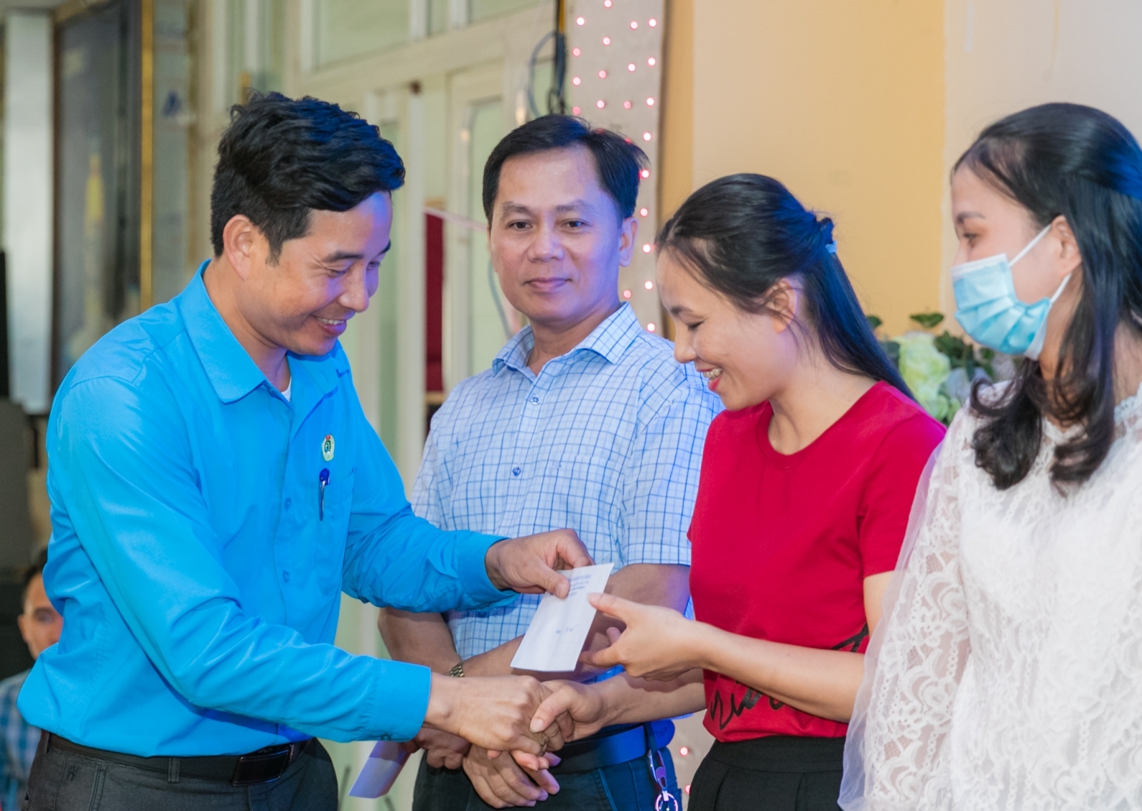 Công đoàn Giáo dục Nghệ An thăm hỏi, tặng quà cho lực lượng tuyến đầu phòng chống dịch Công đoàn Giáo dục Nghệ An thăm hỏi, tặng quà cho lực lượng tuyến đầu phòng chống dịch