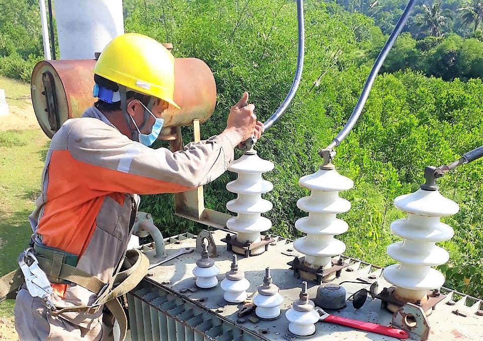 Công nhân Điện lực Thanh Hóa đội nắng, trắng đêm đảm bảo cấp điện an toàn, thông suốt