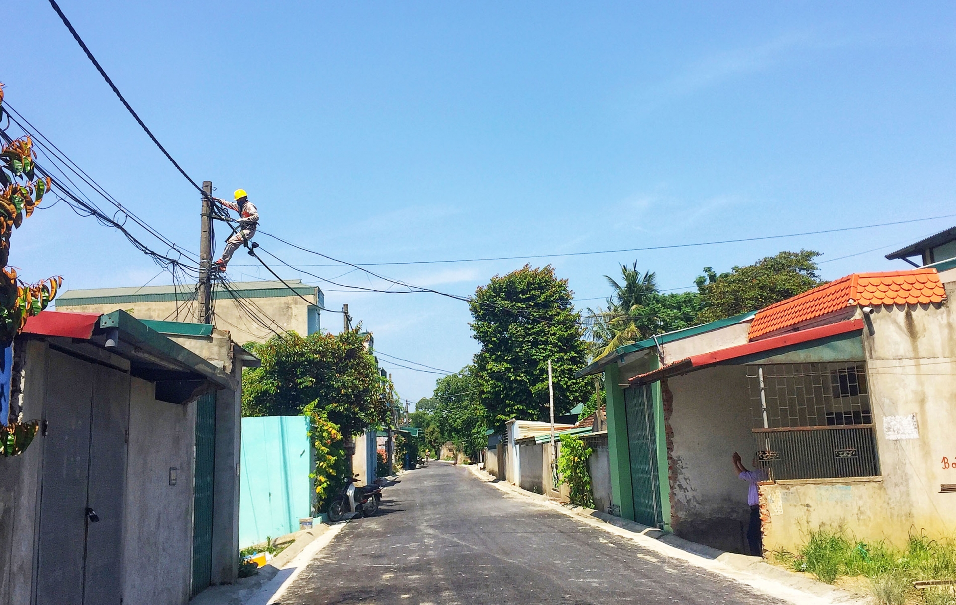 Công nhân Điện lực Thanh Hóa đội nắng, trắng đêm đảm bảo cấp điện an toàn, thông suốt