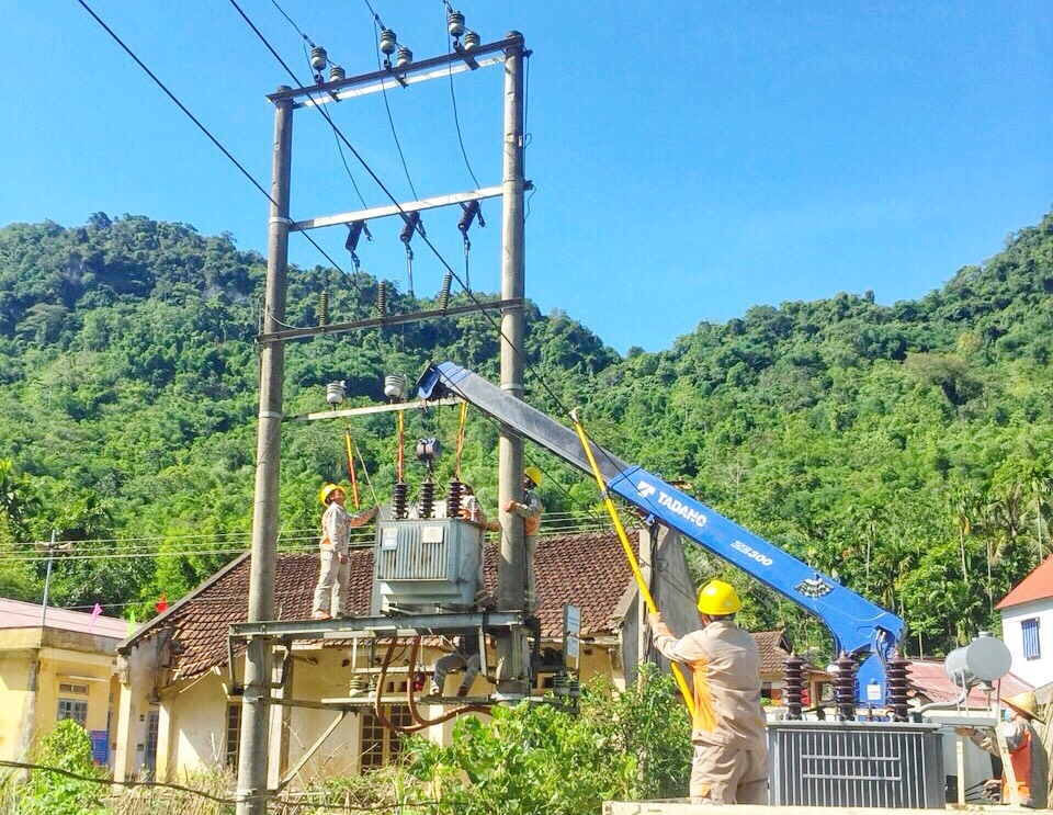 Công nhân Điện lực Thanh Hóa đội nắng, trắng đêm đảm bảo cấp điện an toàn, thông suốt