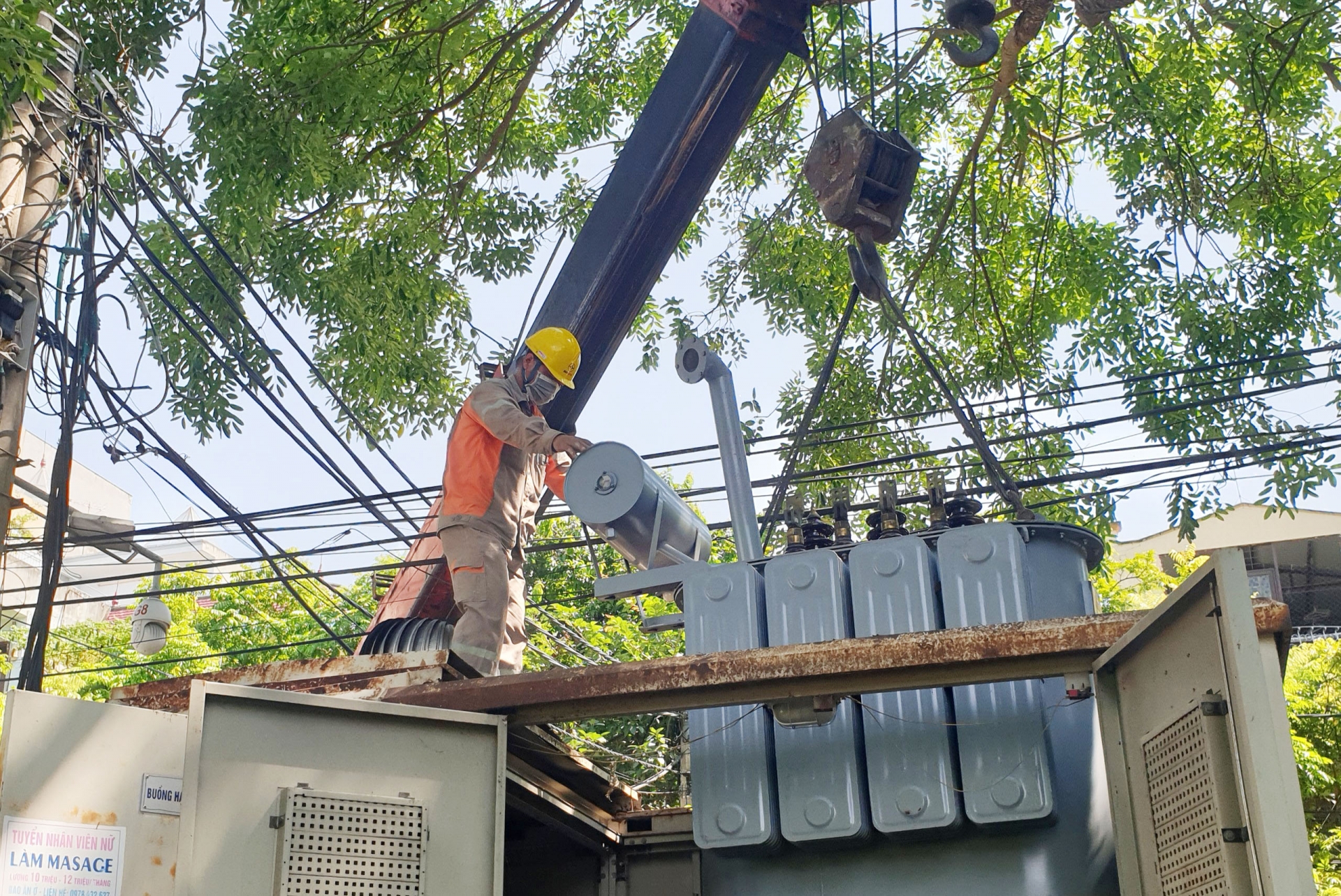 Công nhân Điện lực Thanh Hóa đội nắng, trắng đêm đảm bảo cấp điện an toàn, thông suốt