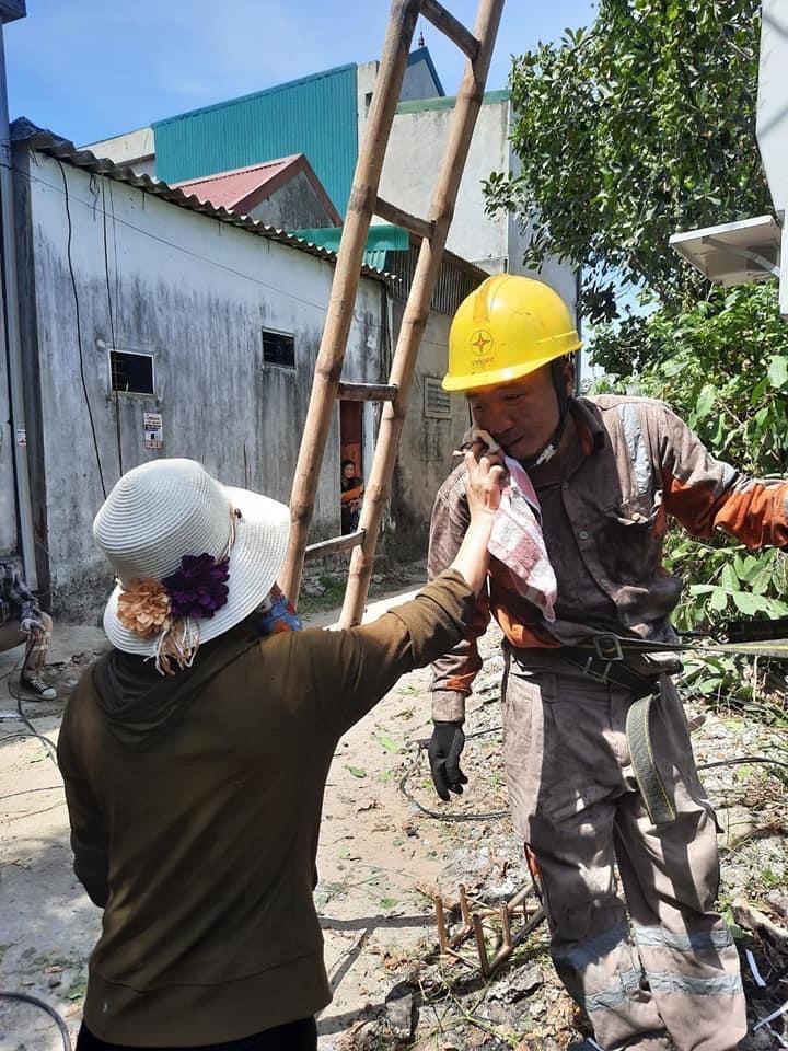 nghe an nguoi lao dong vat va muu sinh duoi troi nang nong