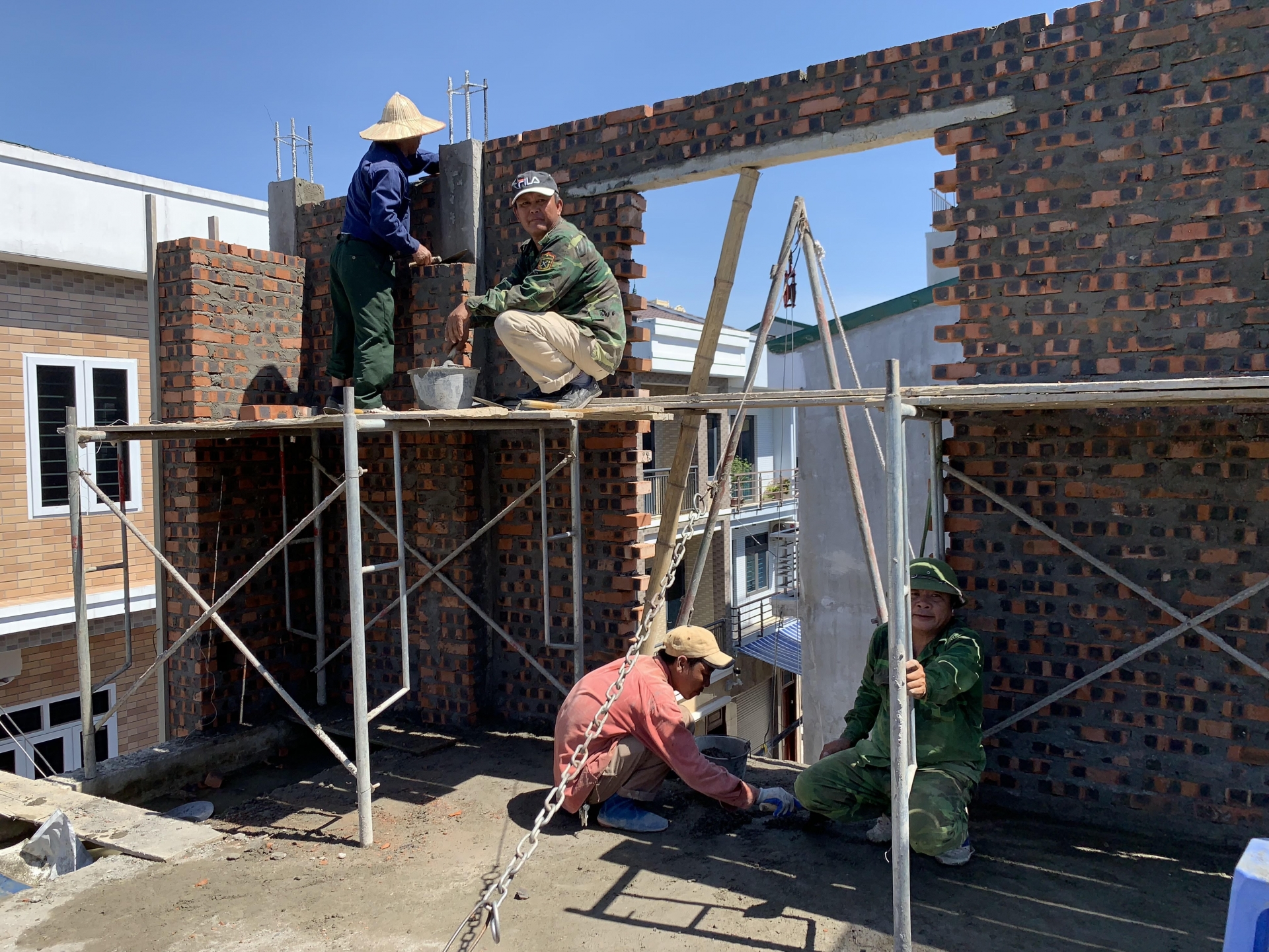 nghe an nguoi lao dong vat va muu sinh duoi troi nang nong