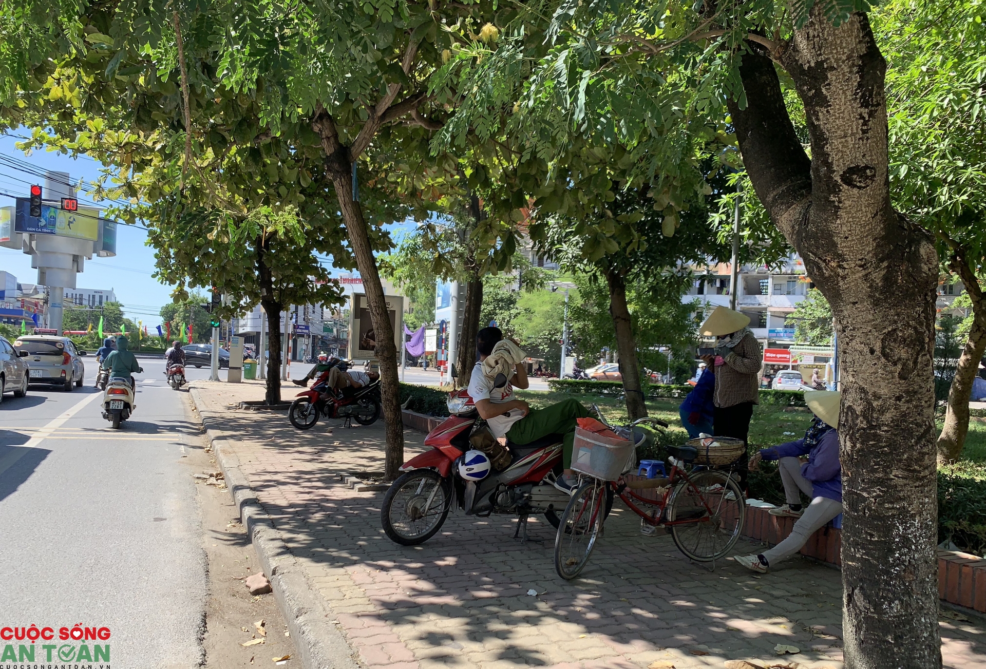 nghe an nguoi lao dong vat va muu sinh duoi troi nang nong
