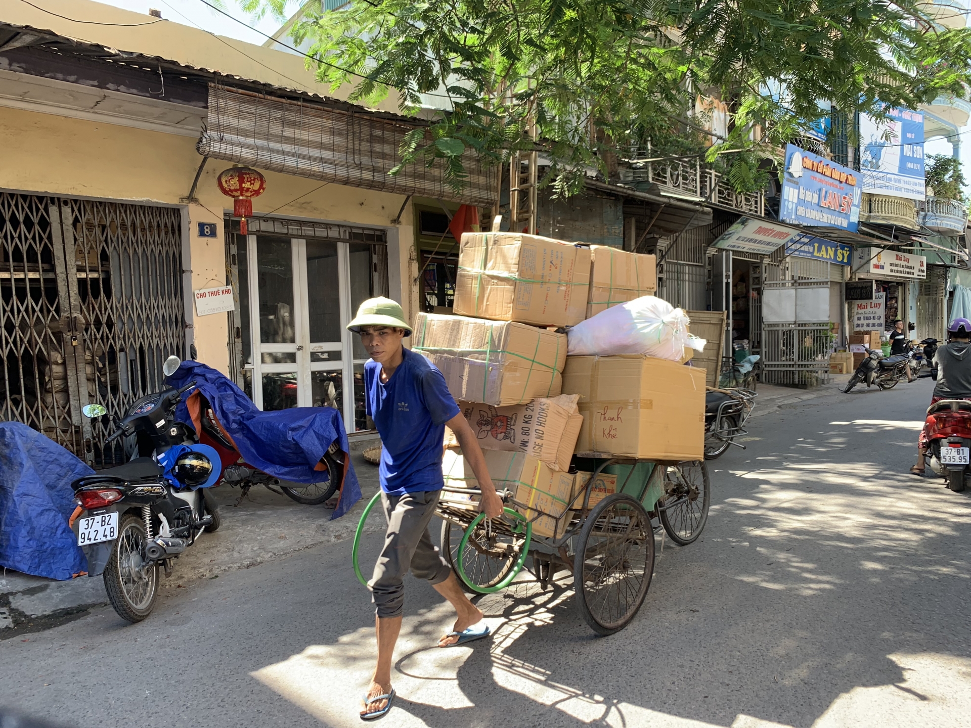 nghe an nguoi lao dong vat va muu sinh duoi troi nang nong