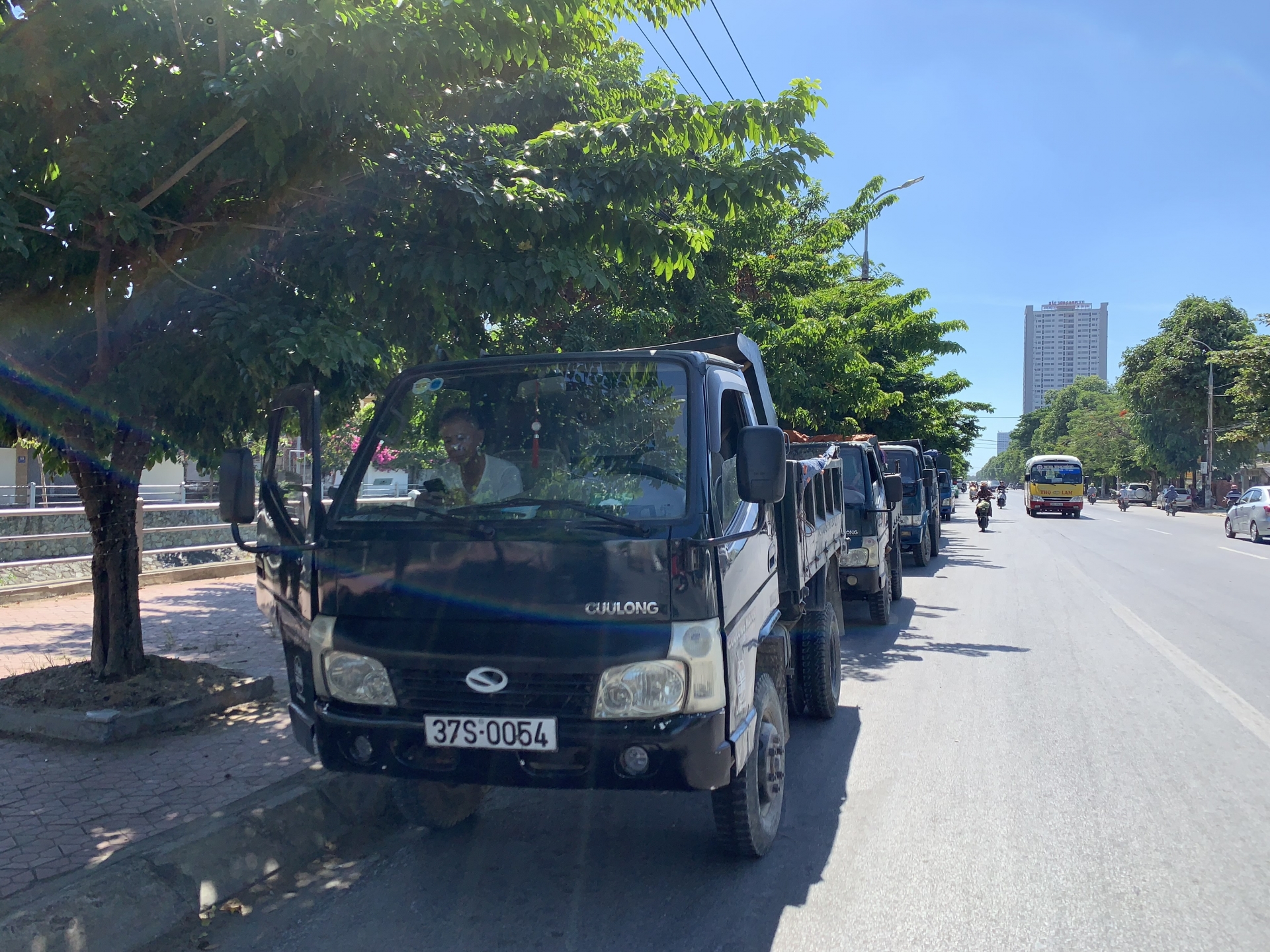nghe an nguoi lao dong vat va muu sinh duoi troi nang nong