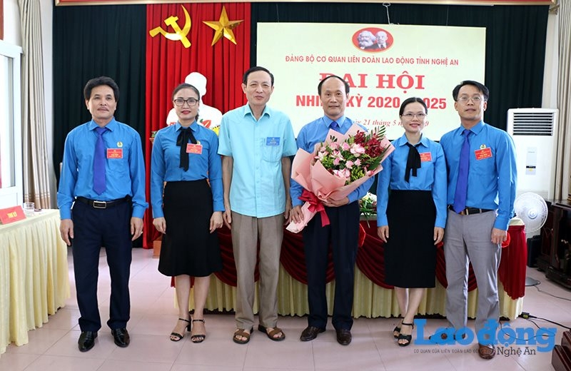 Xây dựng đội ngũ cán bộ, đảng viên tâm huyết với tổ chức Công đoàn xay dung doi ngu can bo dang vien tam huyet voi to chuc cong doan