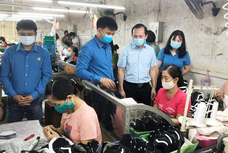 Thanh Hóa thành lập Tổ An toàn Covid-19 tại khu nhà trọ và trên xe ô tô chuyên chở NLĐ