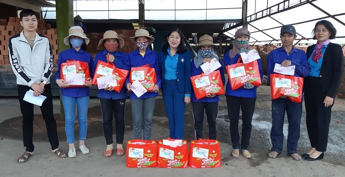 Quảng Trị: Công đoàn đồng hành với người lao động vượt qua khó khăn do dịch Covid-19 Quảng Trị: Công đoàn đồng hành với người lao động vượt qua khó khăn do dịch Covid-19