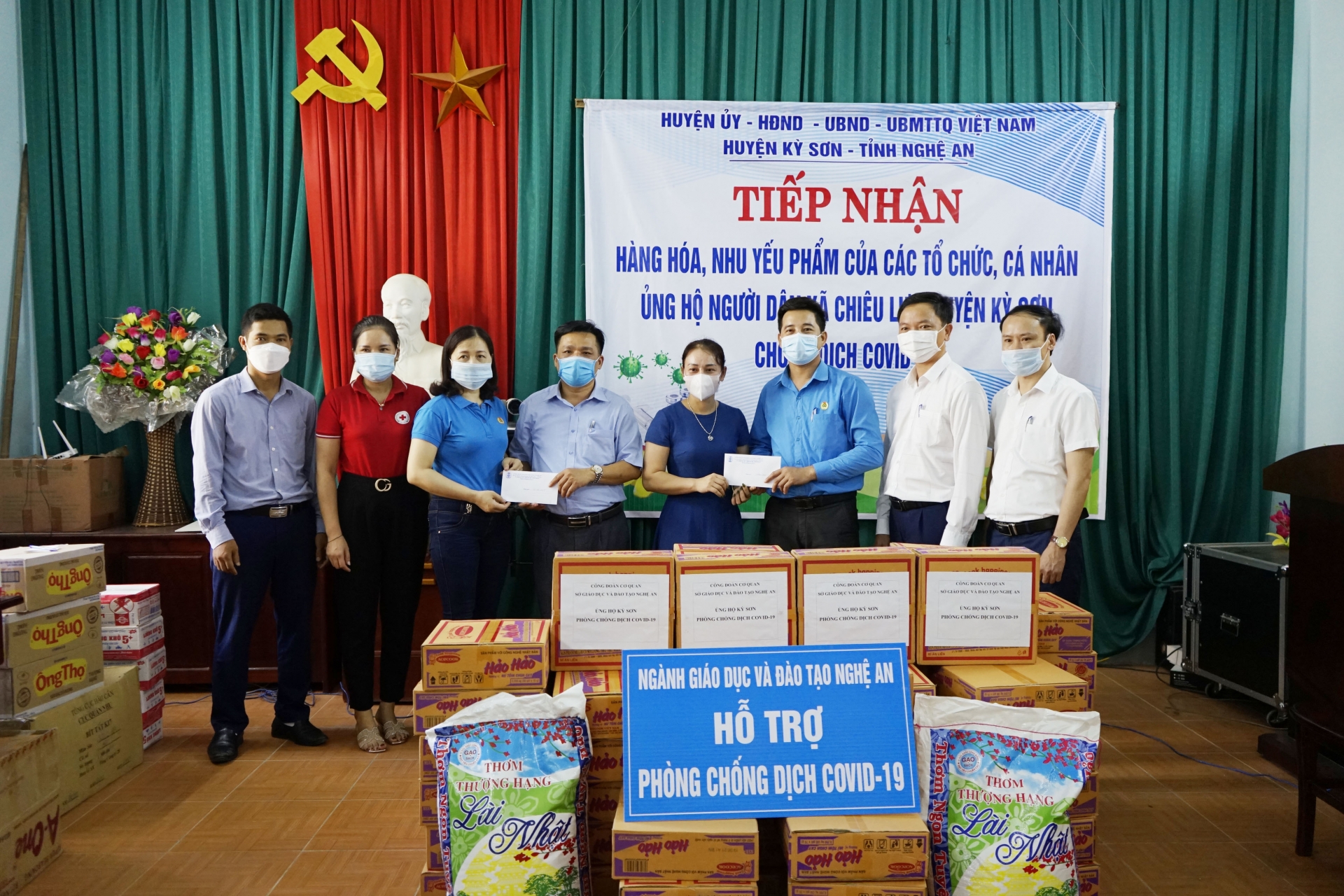 Đoàn viên ngành Giáo dục Nghệ An phát huy tinh thần sẻ chia trong đại dịch Đoàn viên ngành Giáo dục Nghệ An phát huy tinh thần sẻ chia trong đại dịch