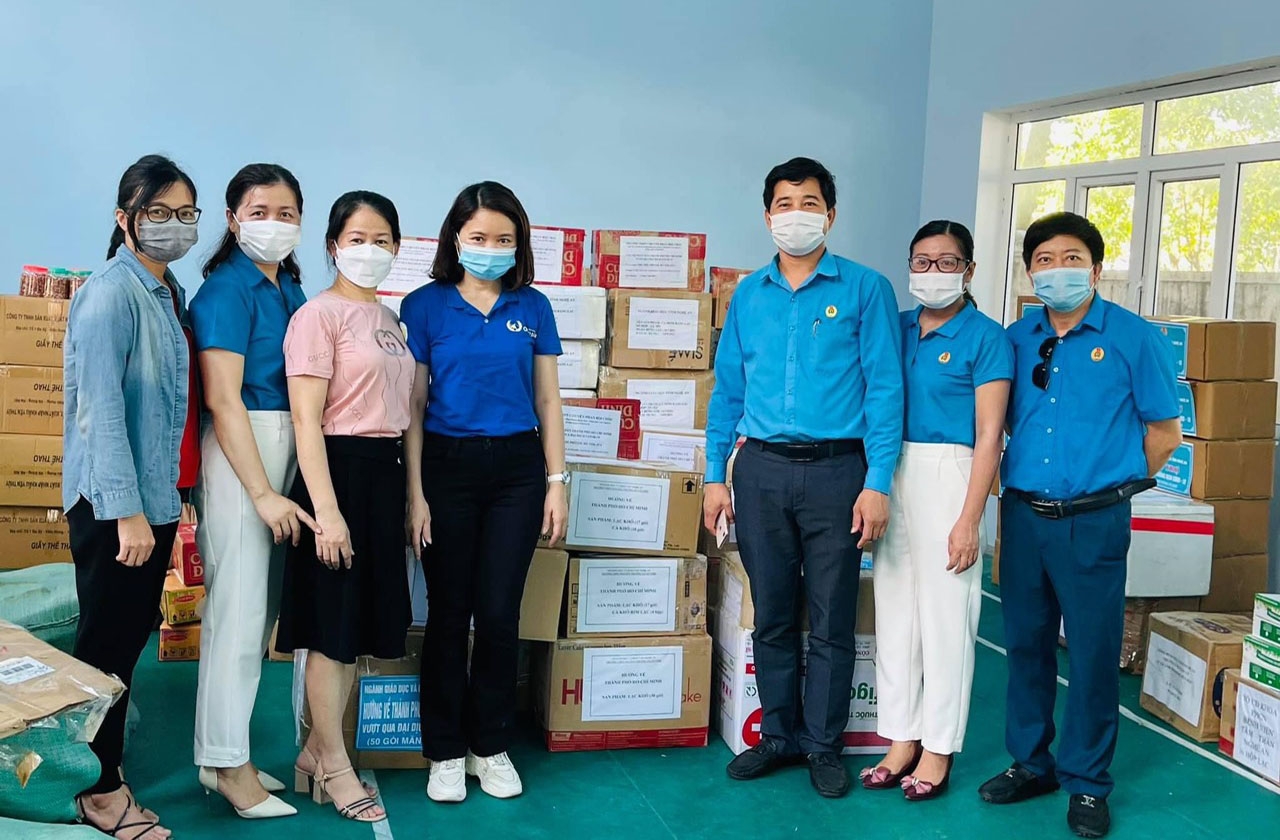 Đoàn viên ngành Giáo dục Nghệ An phát huy tinh thần sẻ chia trong đại dịch Đoàn viên ngành Giáo dục Nghệ An phát huy tinh thần sẻ chia trong đại dịch