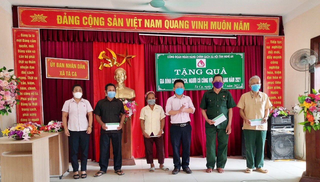 Công đoàn Ngân hàng CSXH Nghệ An thăm và tặng quà cho thương binh, gia đình chính sách