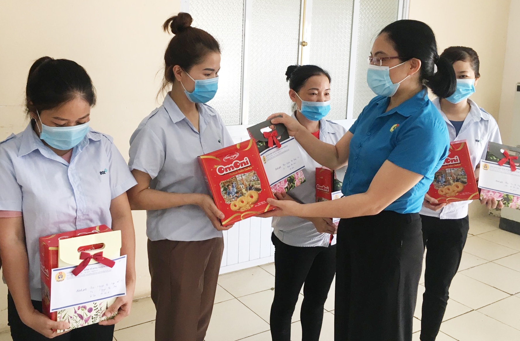 Tặng sách cho con công nhân lao động: Việc làm thiết thực và ý nghĩa