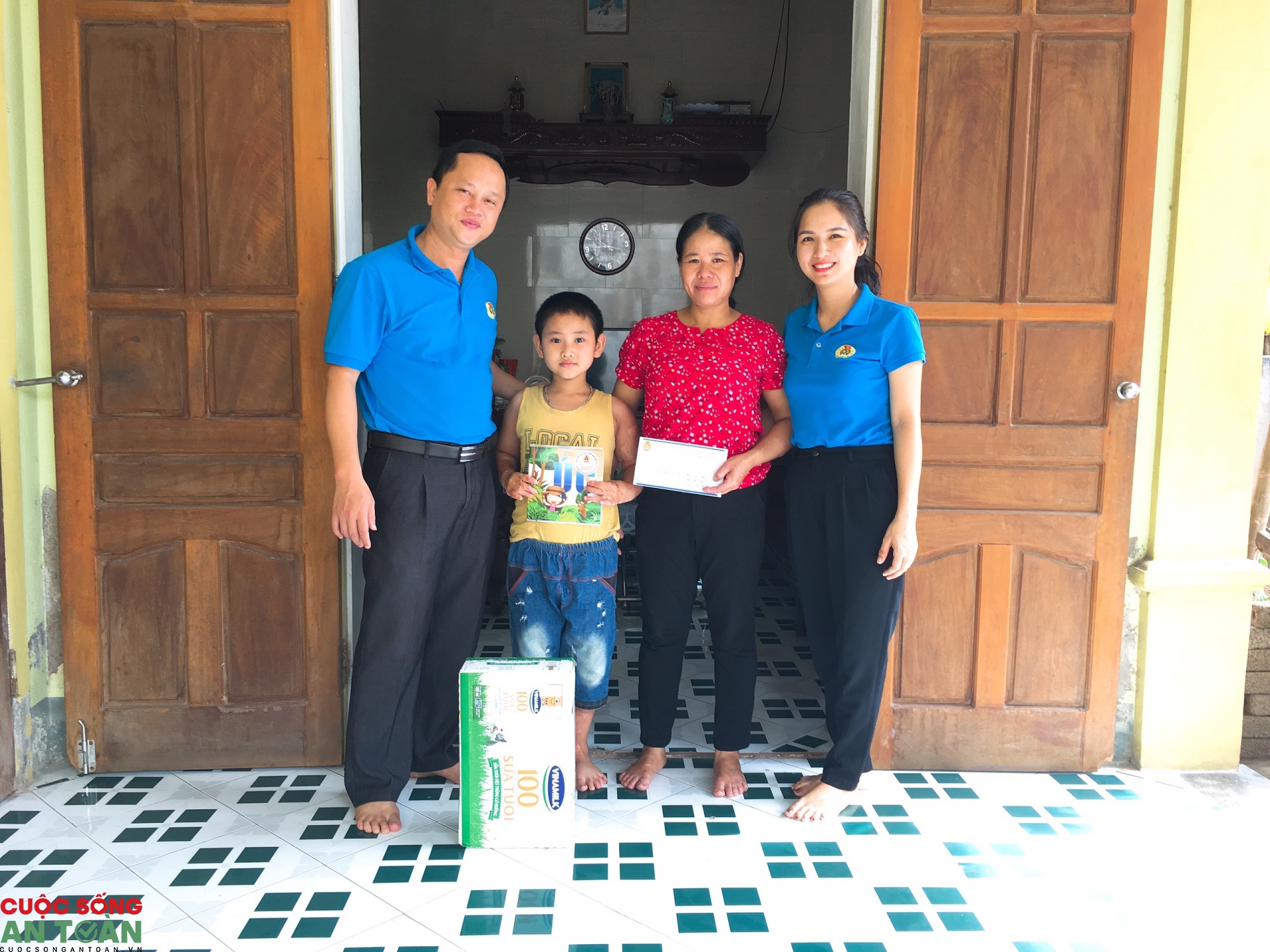 nhung mon qua y nghia den voi con cong nhan vuot kho hoc gioi