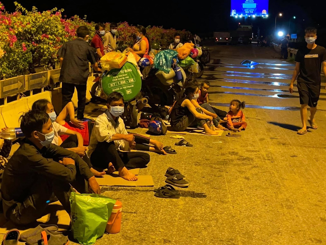 Người lao động Nghệ An trở về xúc động trước tình cảm của quê hương