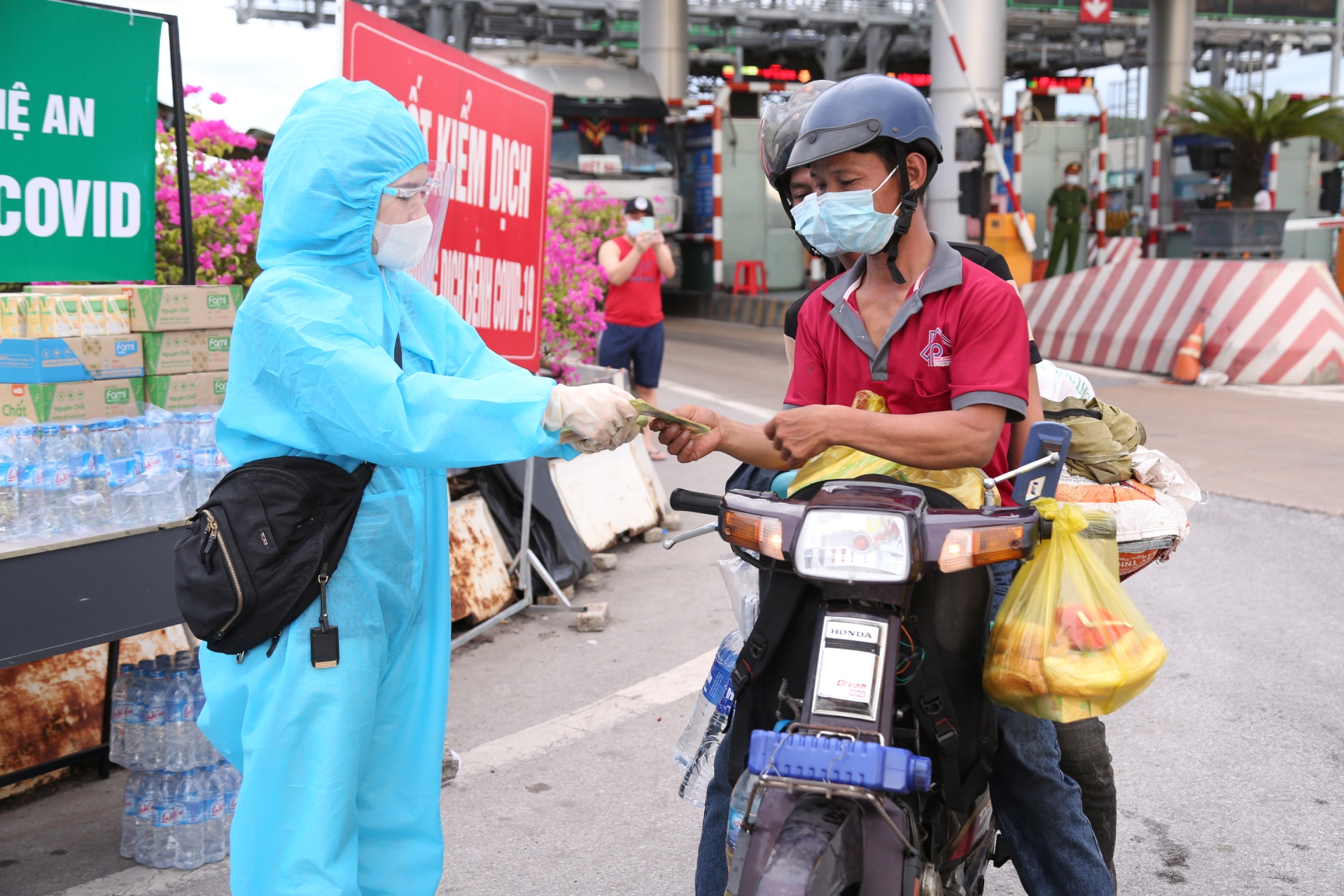 Người lao động Nghệ An trở về xúc động trước tình cảm của quê hương