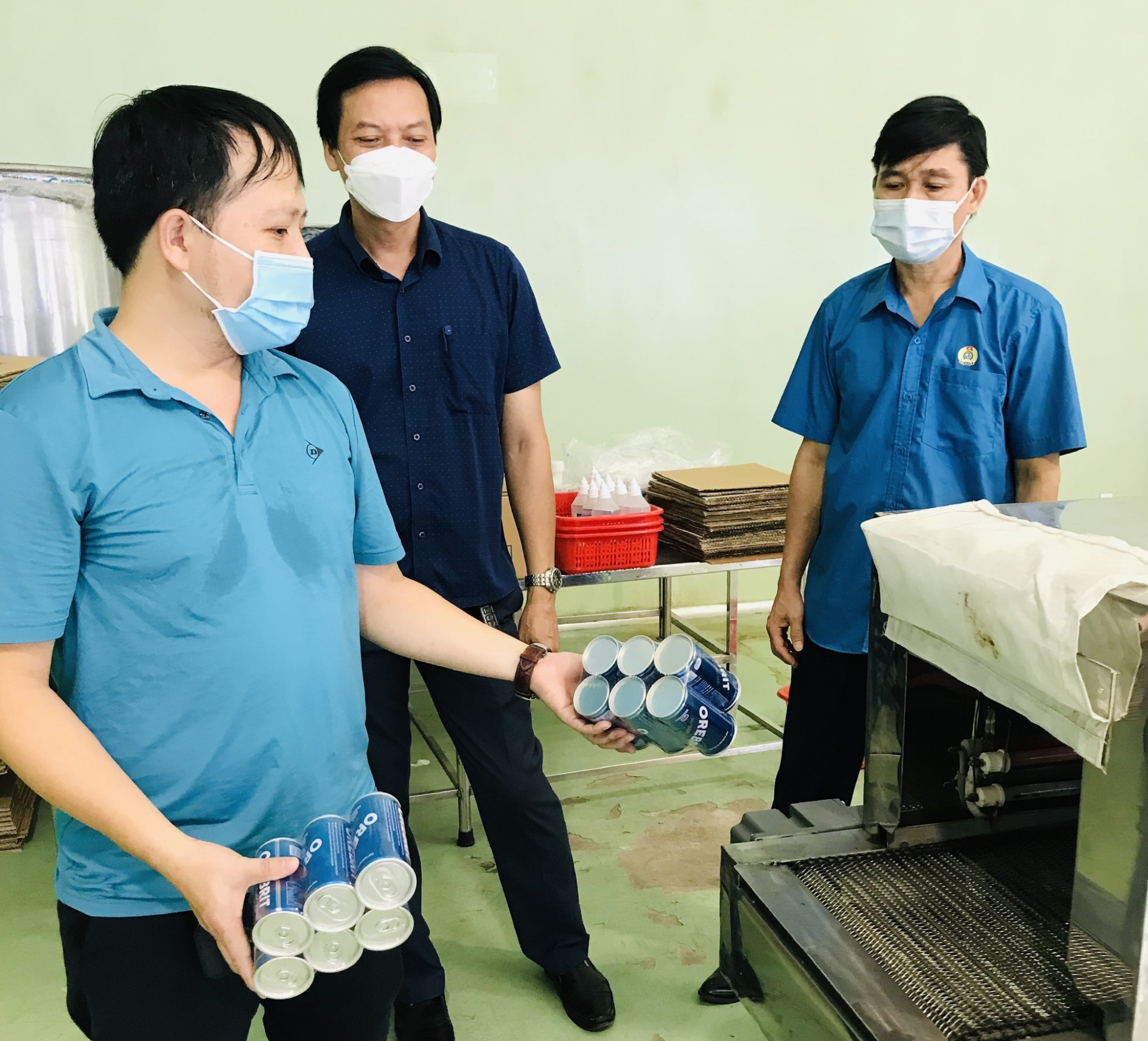 Công ty CP Dược Hà Tĩnh thưởng nóng 50 triệu đồng cho sáng kiến của anh Nguyễn Văn Thạch