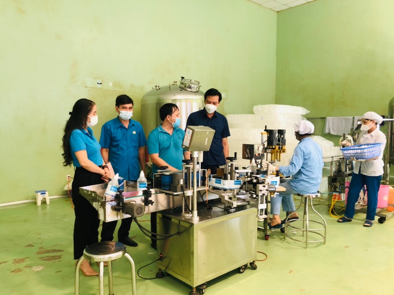 Công ty CP Dược Hà Tĩnh thưởng nóng 50 triệu đồng cho sáng kiến của anh Nguyễn Văn Thạch