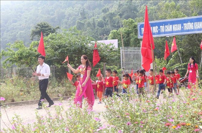 Tổ ấm của đoàn viên giữa lòng hồ Thủy điện Bản Vẽ Tổ ấm của đoàn viên nơi thâm sơn cùng cốc