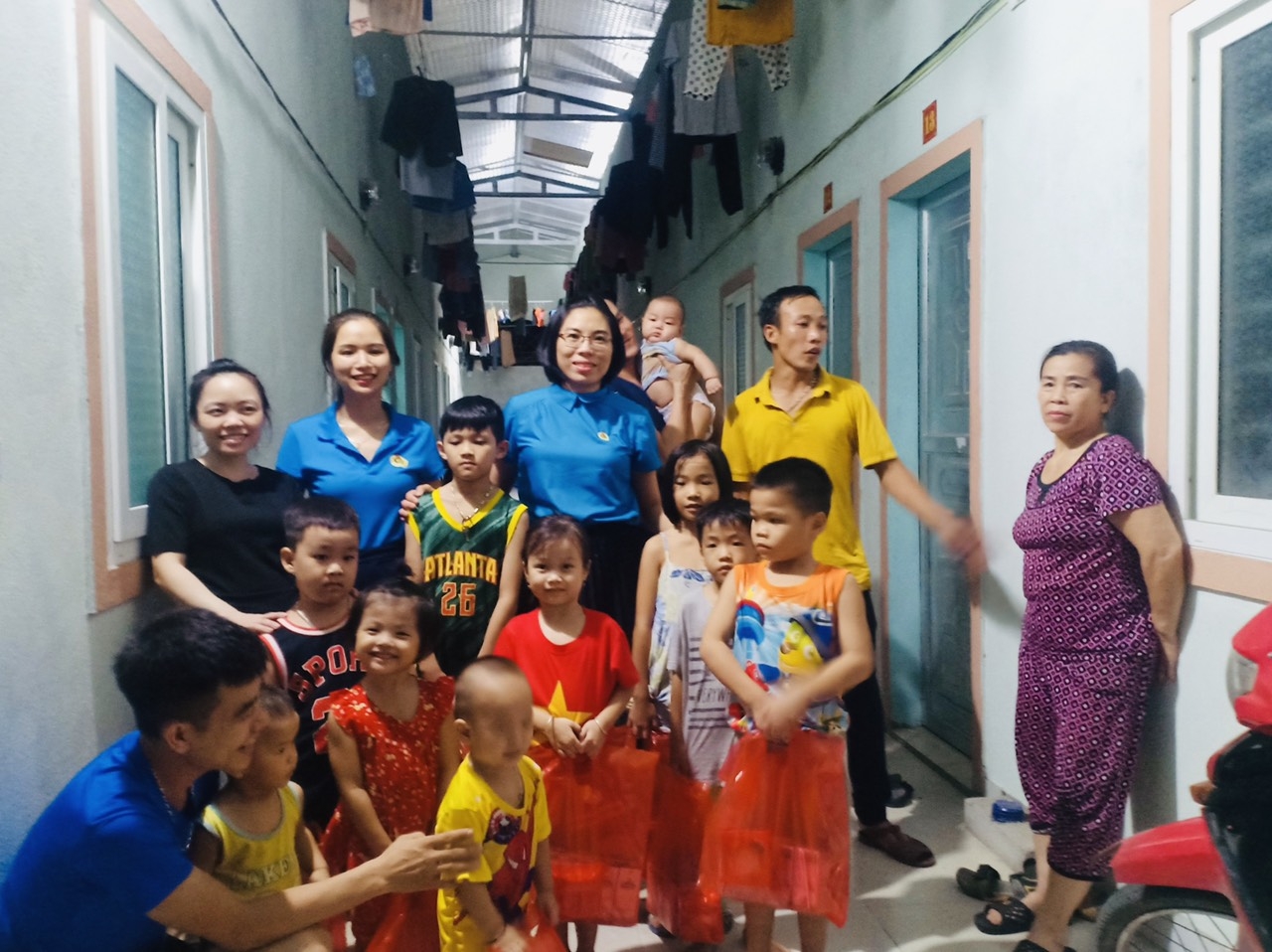 Công nhân khó đảm bảo cuộc sống bằng tiền lương Công nhân khó đảm bảo cuộc sống bằng tiền lương