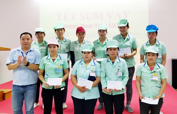 Cuối năm thưởng gì cho người lao động vui Cuối năm thưởng gì cho người lao động vui