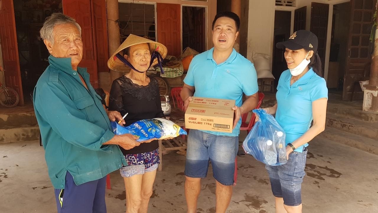 Nghệ An: Công nhân lao động ủng hộ người dân miền Trung bị thiệt hại do mưa lũ