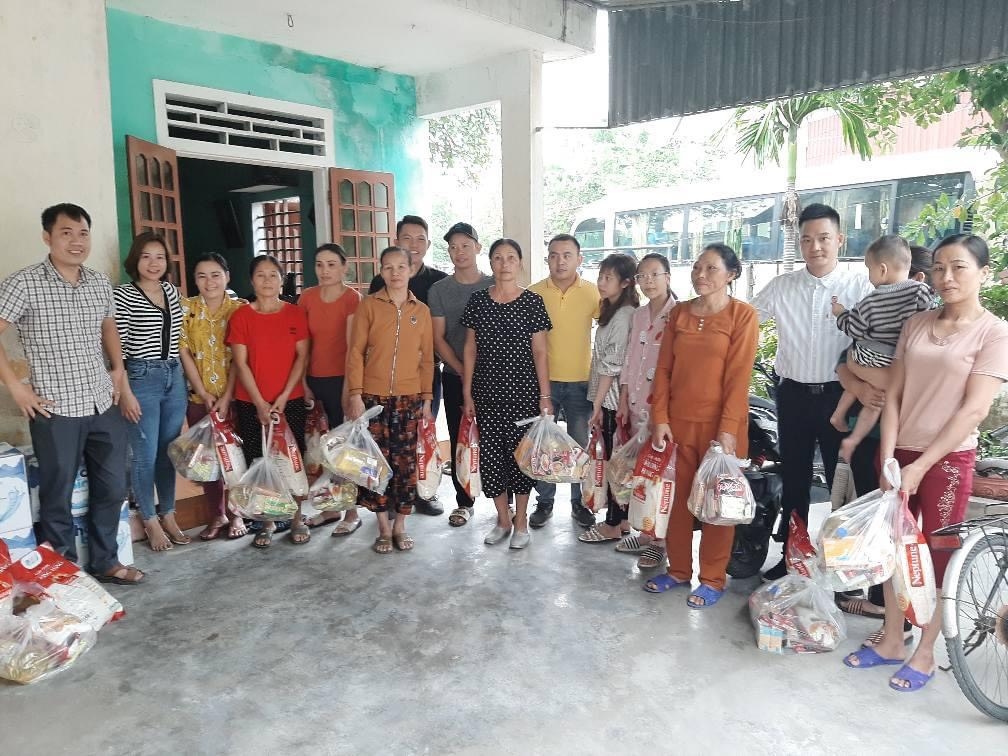 Nghệ An: Công nhân lao động ủng hộ người dân miền Trung bị thiệt hại do mưa lũ