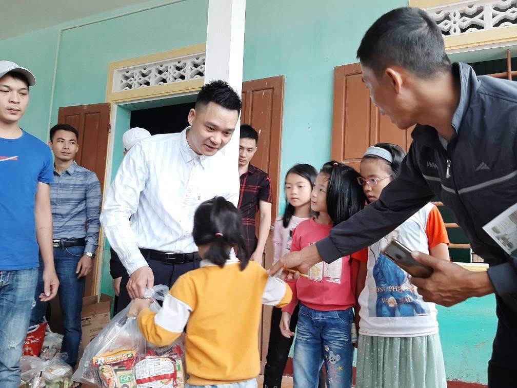 Nghệ An: Công nhân lao động ủng hộ người dân miền Trung bị thiệt hại do mưa lũ