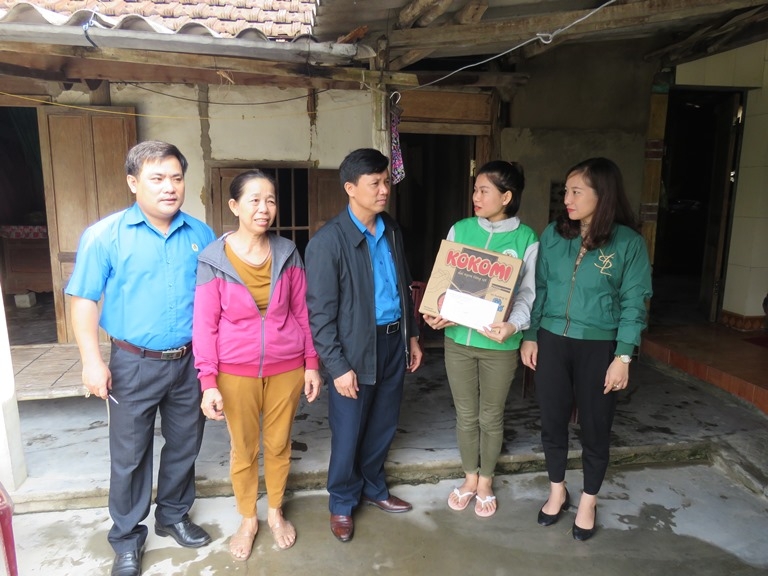 LĐLĐ tỉnh Hà Tĩnh, Quảng Bình hỗ trợ người dân bị thiệt hại do mưa lũ LĐLĐ tỉnh Hà Tĩnh, Quảng Bình hỗ trợ người dân bị thiệt hại do mưa lũ